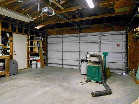 5th image of 836 Holly Street