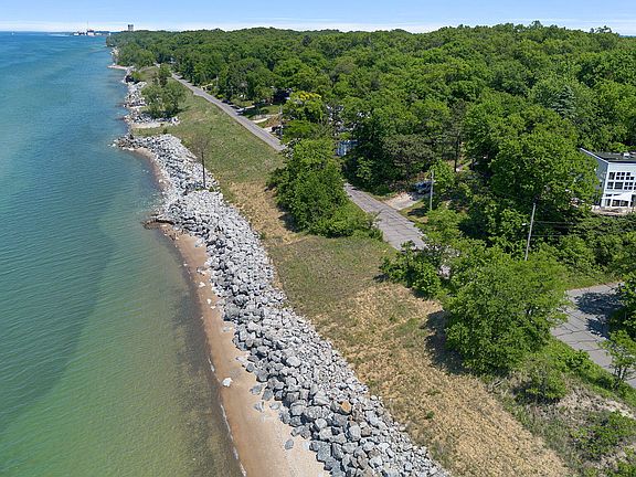 5th image of 301 E Lake Front Dr