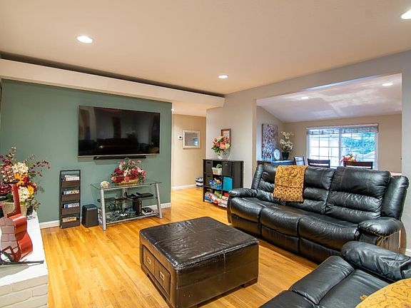 5th image of 3429 Woodside Ln