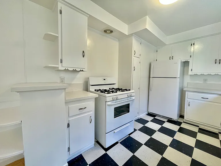 1266 N Laurel Ave #3 — Photo 8