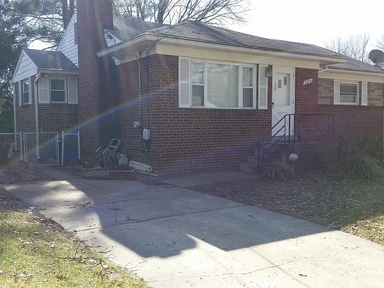 Front of 5014 Flanders w driveway