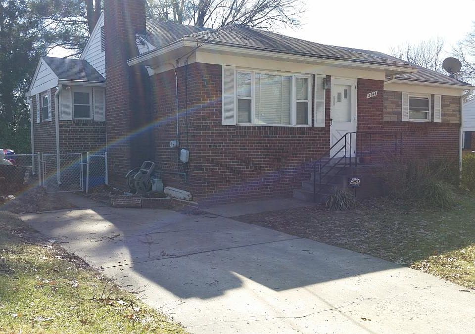 Front of 5014 Flanders w driveway