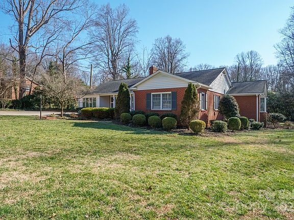 2nd image of 223 Oakland Cir