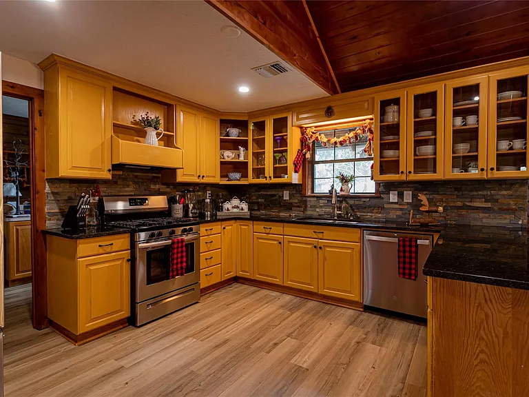 2612 Primrose Dr — Photo 2