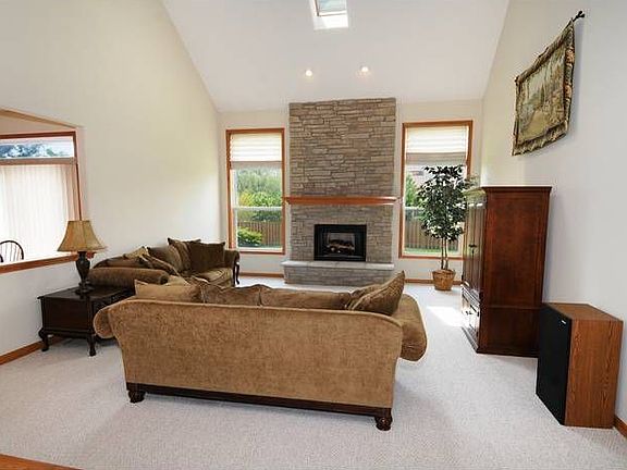 Vaulted FR w/ Skylights and Fireplace