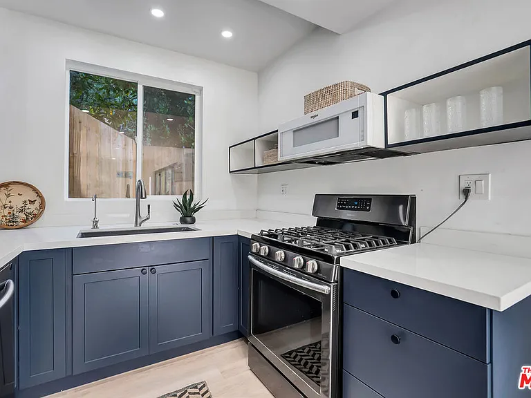 1145 S Longwood Ave — Photo 36