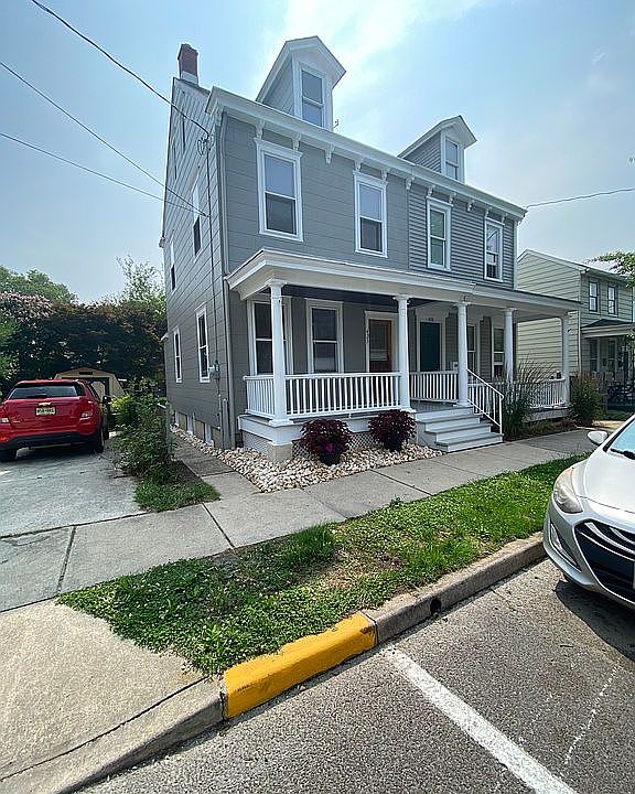 1st image of 423 Wood St