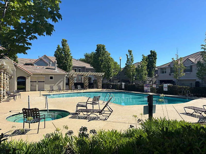 3 bed, 3.5 bath, 1681 sqft, $2,750 — Photo 2