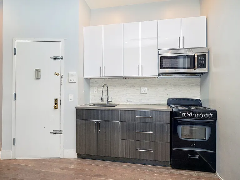 503 W 47th St #5F — Photo 7