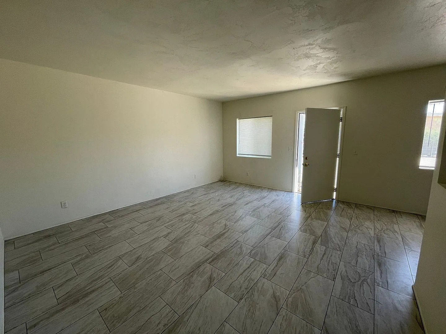 2 Bedroom and 1 Bath Triplex! — Photo 4