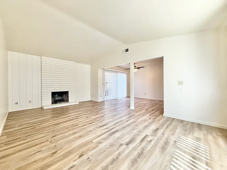 811 Wimbledon Dr — Photo 2