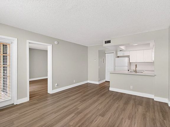 5th image of 752 Executive Center Dr #24-11-24