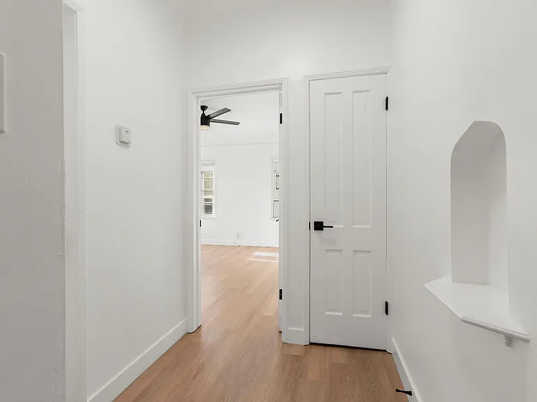 (El/Eu/Yo:B) 141-143 S. Crescent Drive — Photo 14