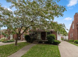 20283 Lochmoor St, Harper Woods, MI 48225