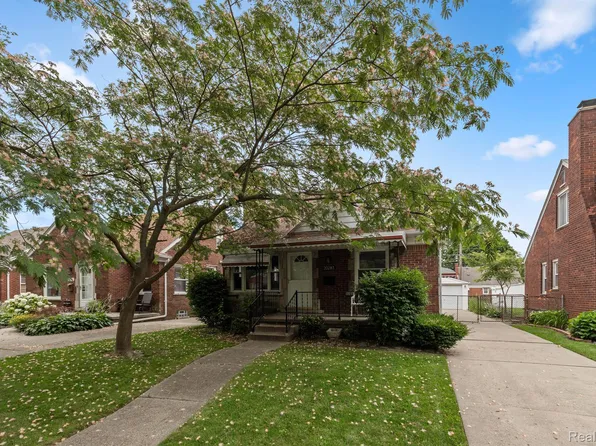 20283 Lochmoor St, Harper Woods, MI 48225