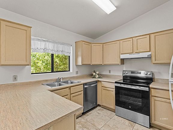 4th image of 290 Cochise St