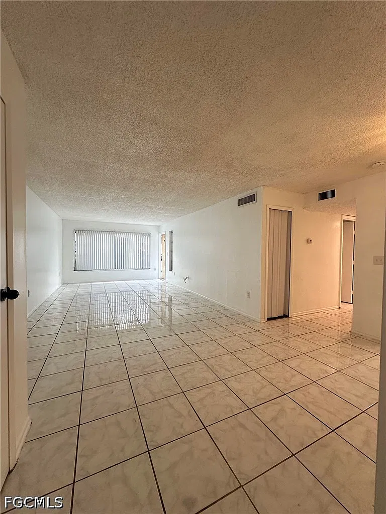 2 bed, 1.0 bath, 968 sqft, $1,100 — Photo 1