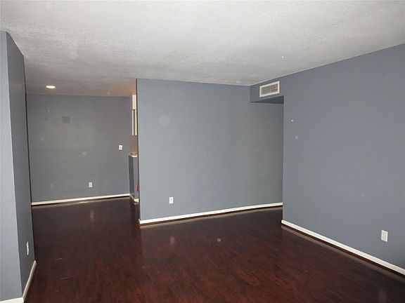 3rd image of 1601 S Shepherd Dr APT 228