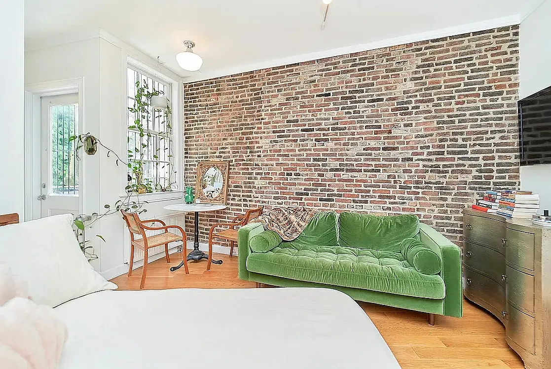 252 West 10th Street — Photo 1