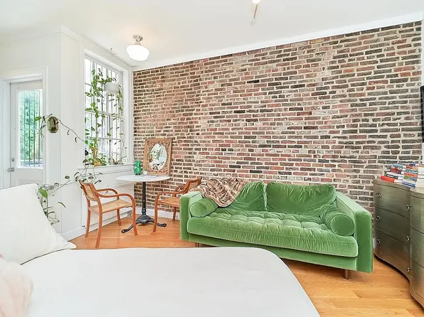 252 W 10th St APT 1, New York, NY 10014