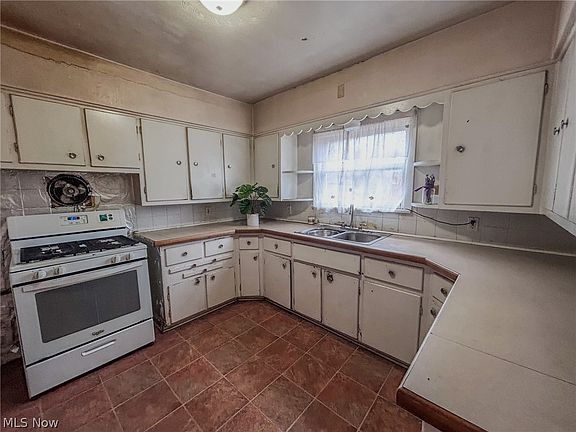 4th image of 600 Robinette Ct