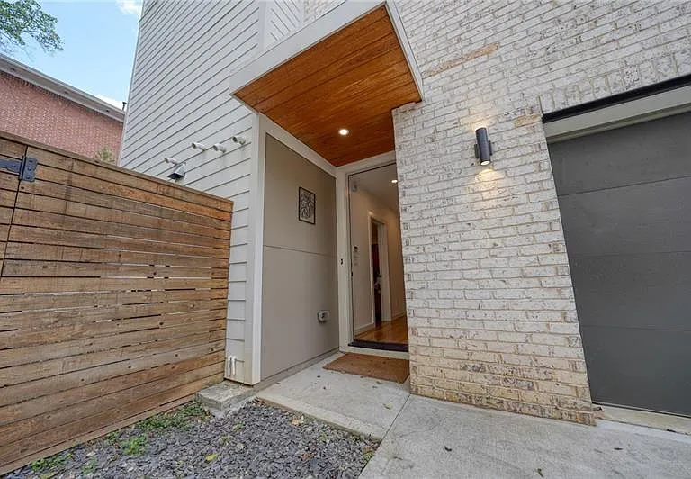 829 Barnett St NE — Photo 3