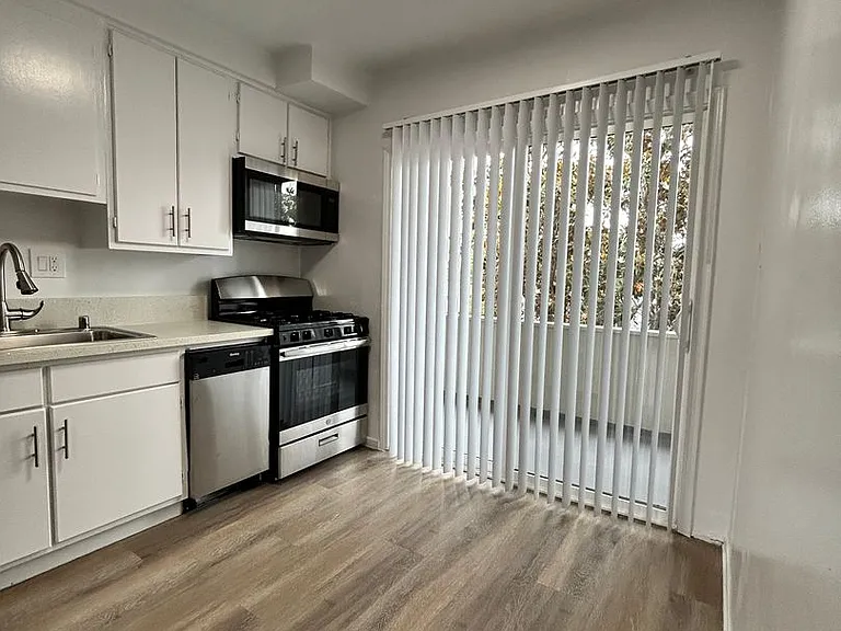 13860 Burbank Blvd — Photo 33