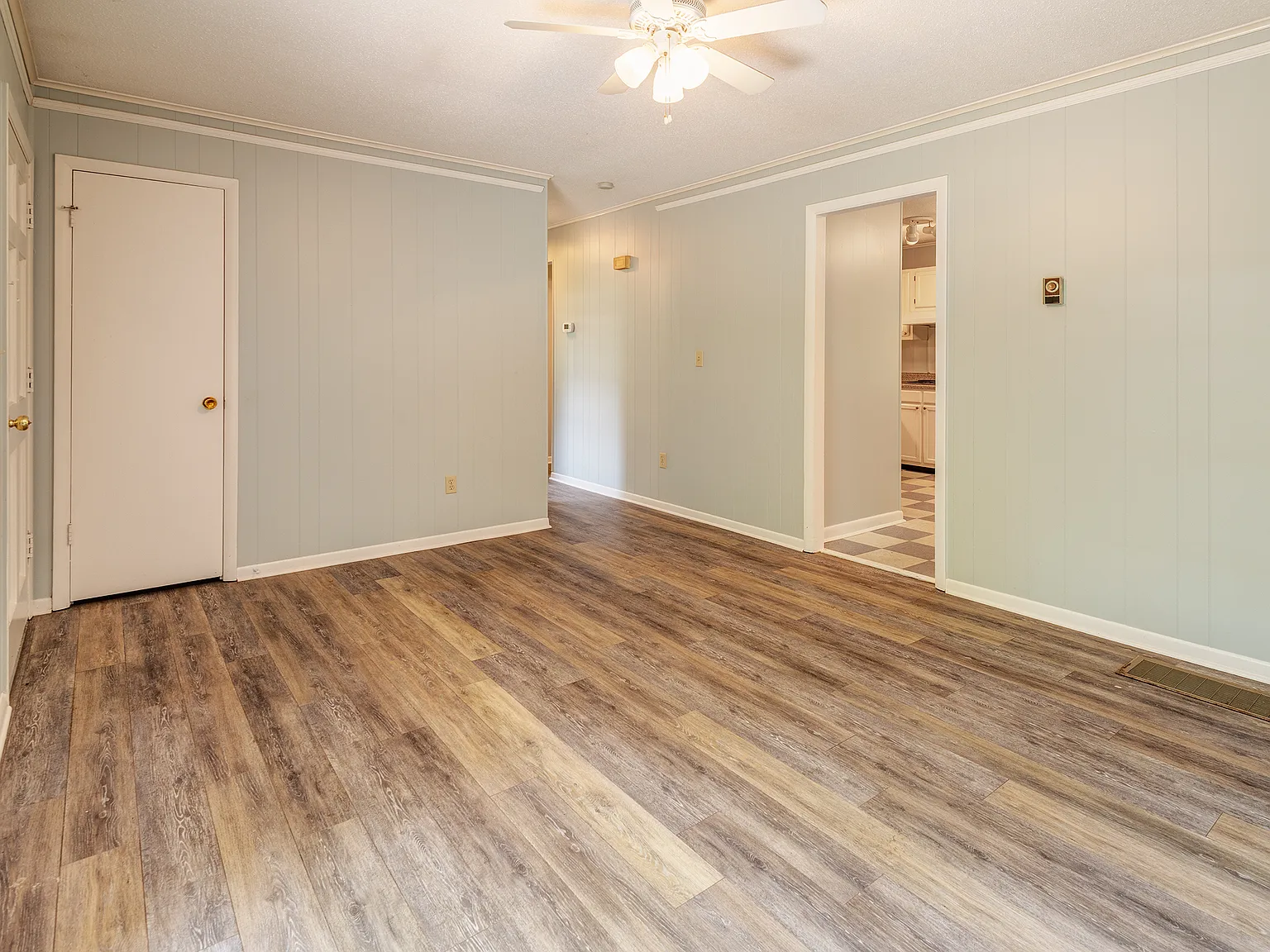 3 bed, 2016 sqft, $2,095 — Photo 4