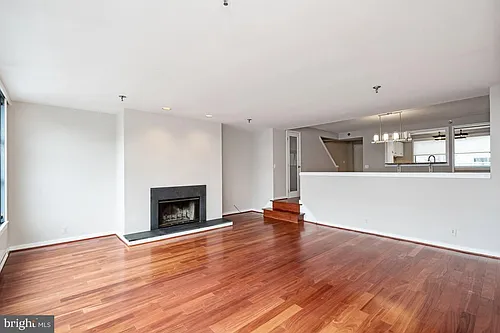 7 N Columbus Blvd Photo 1