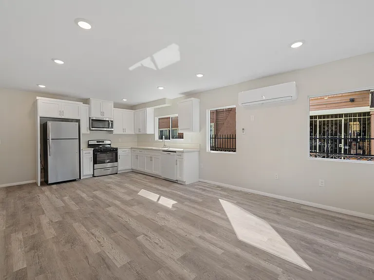 326 1/2 W 51st St #326-1/2 — Photo 1