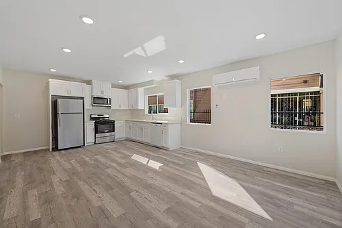 326 1/2 W 51st St #326-1/2 Photo 1