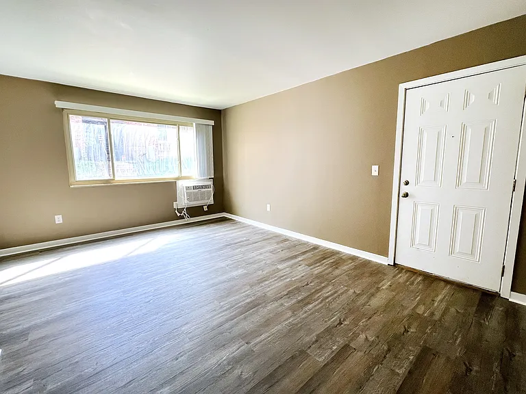Twin Gables Apartments — Photo 35