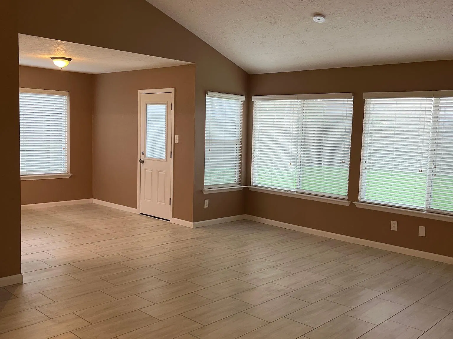 1102 E Belgravia Dr — Photo 4