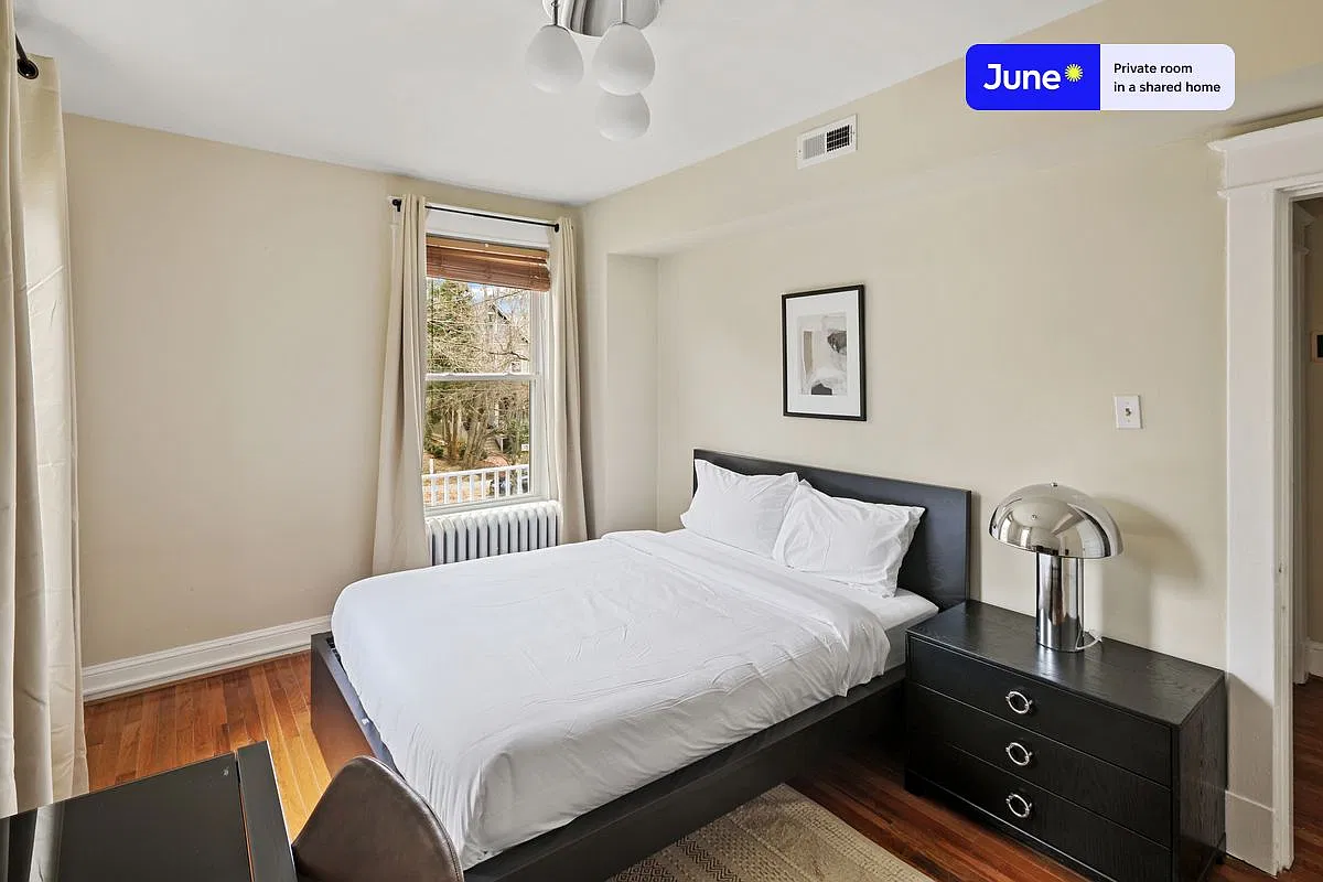 Queen bedroom in 5 bed/3 bath home in Brookland #866 B — Photo 1