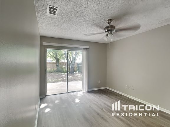 3rd image of 1418 Foxwood Dr