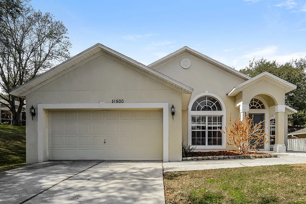 3 bed, 2.0 bath, 1834 sqft, $2,210 — Photo 1