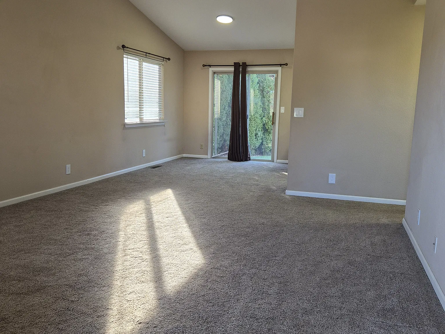 3 bed, 1243 sqft, $2,500 — Photo 2