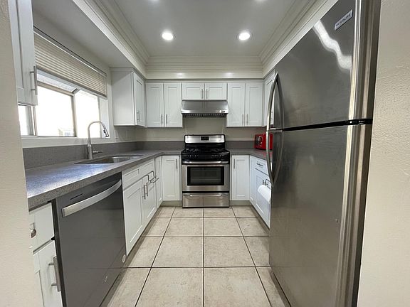 2nd image of 266 N Mar Vista Ave Unit 4