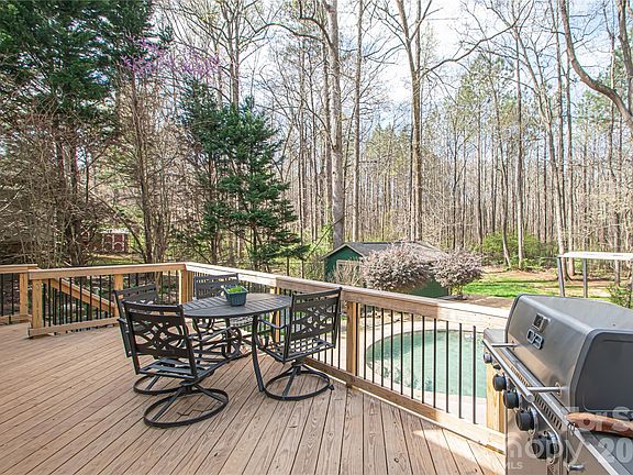 4th image of 2725 Lakeview Cir