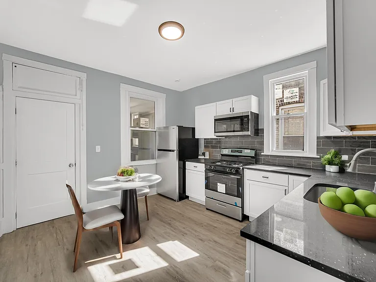 3522 W Flournoy St #2R — Photo 2