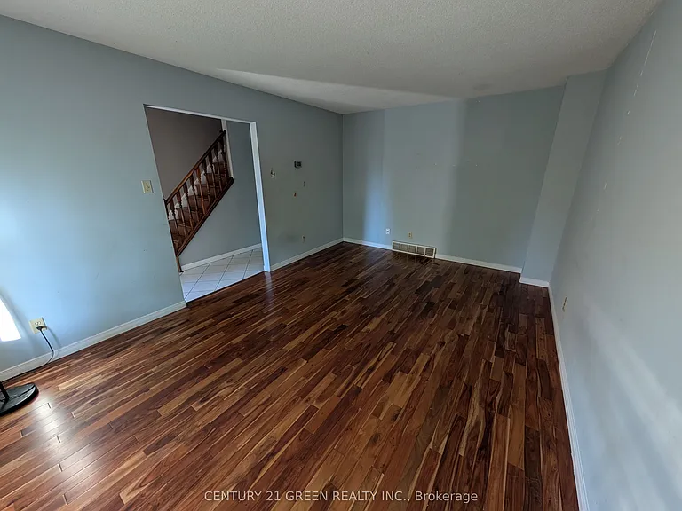 61 Ashley Cres — Photo 8