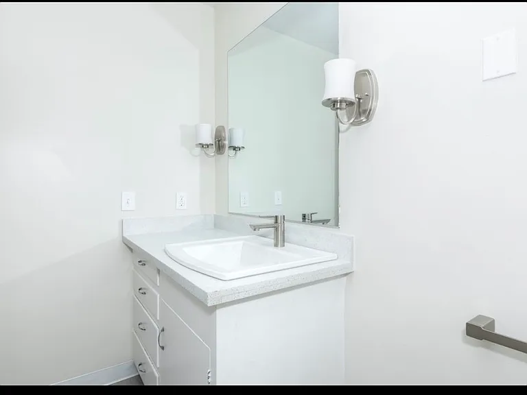920 SW Grover St — Photo 10