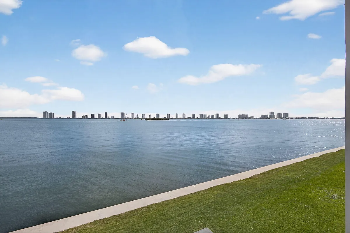 Building Photo - 100 Shore Ct #208