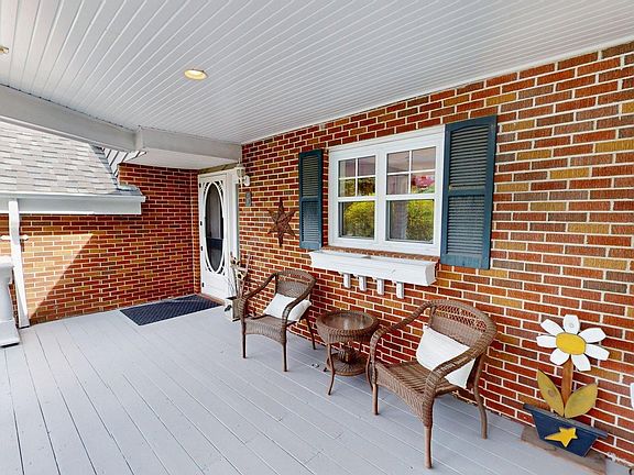 5th image of 8 Glen Manor Dr