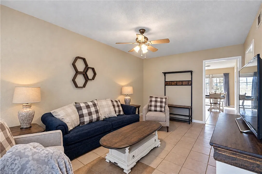 2 bed, 841 sqft, $1,135 — Photo 2