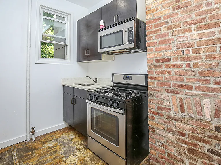 221 Howard Ave #1R — Photo 7
