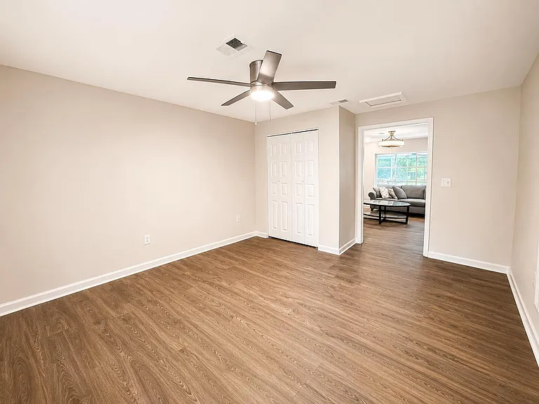 250 Castle Dr #B — Photo 6