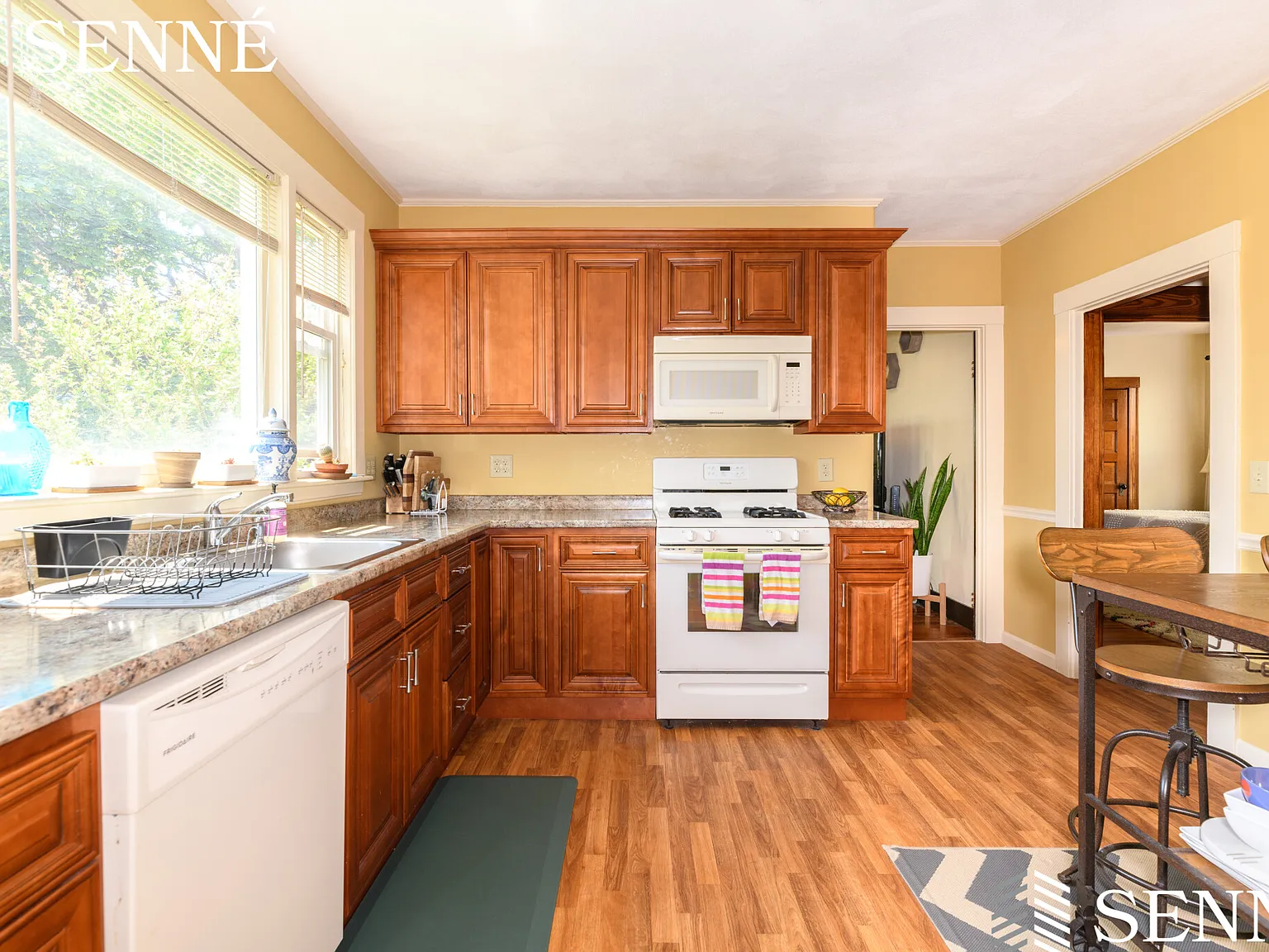 2 bed, 1.0 bath, 1019 sqft, $3,400 — Photo 2