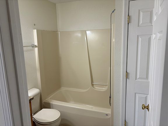 4th image of 215 Edgewater Dr