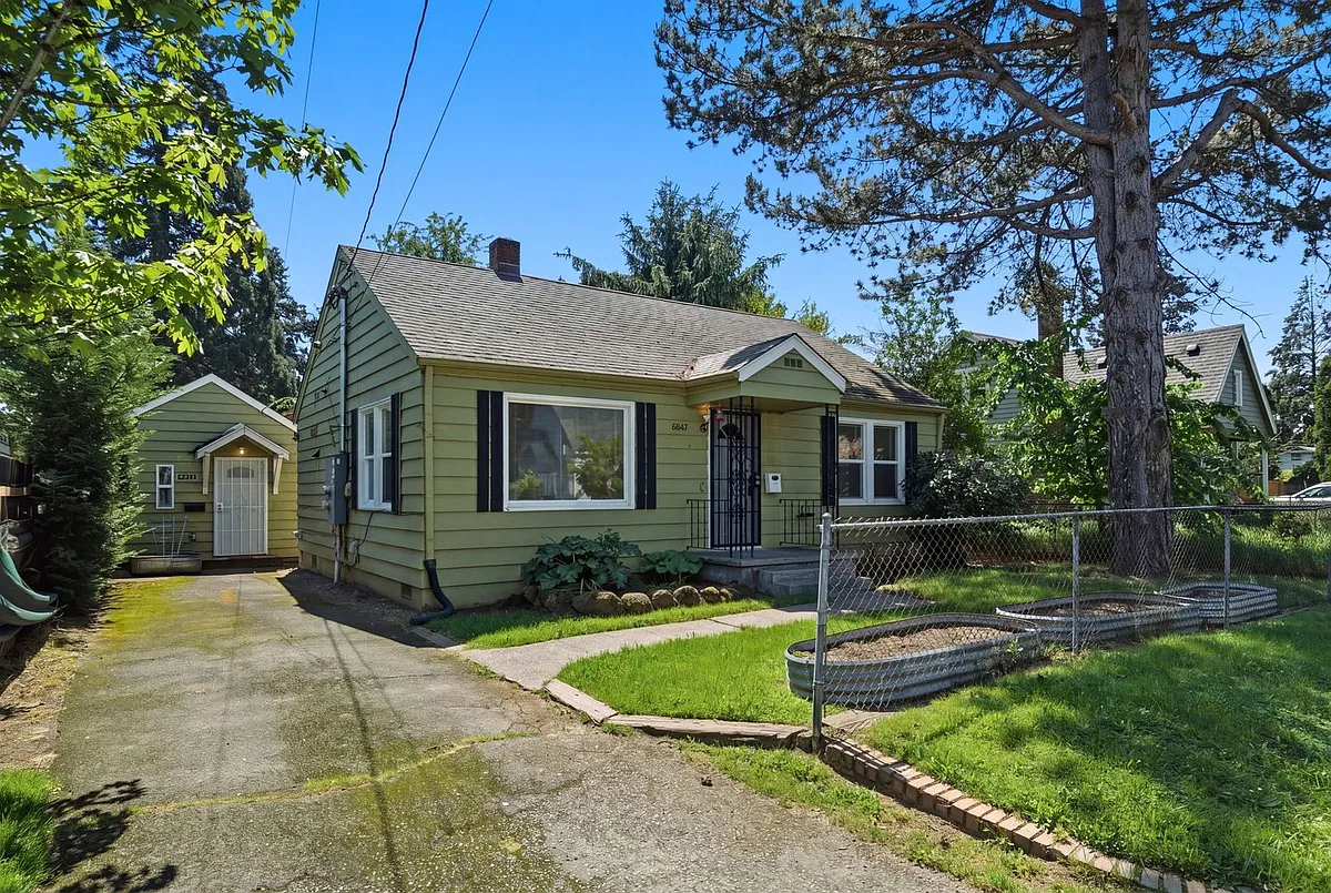 Building Photo - 6044 SE Henderson St